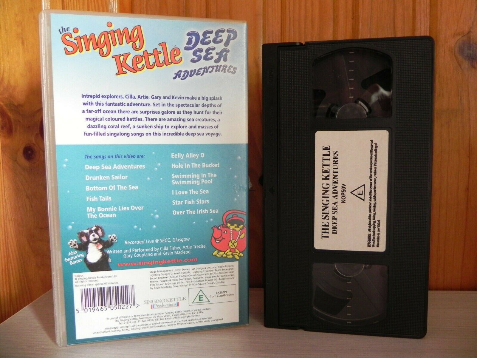 The Singing Kettle:Cilla Fisher/Artie Trezise (2004) - Deep Sea Adventures - VHS-