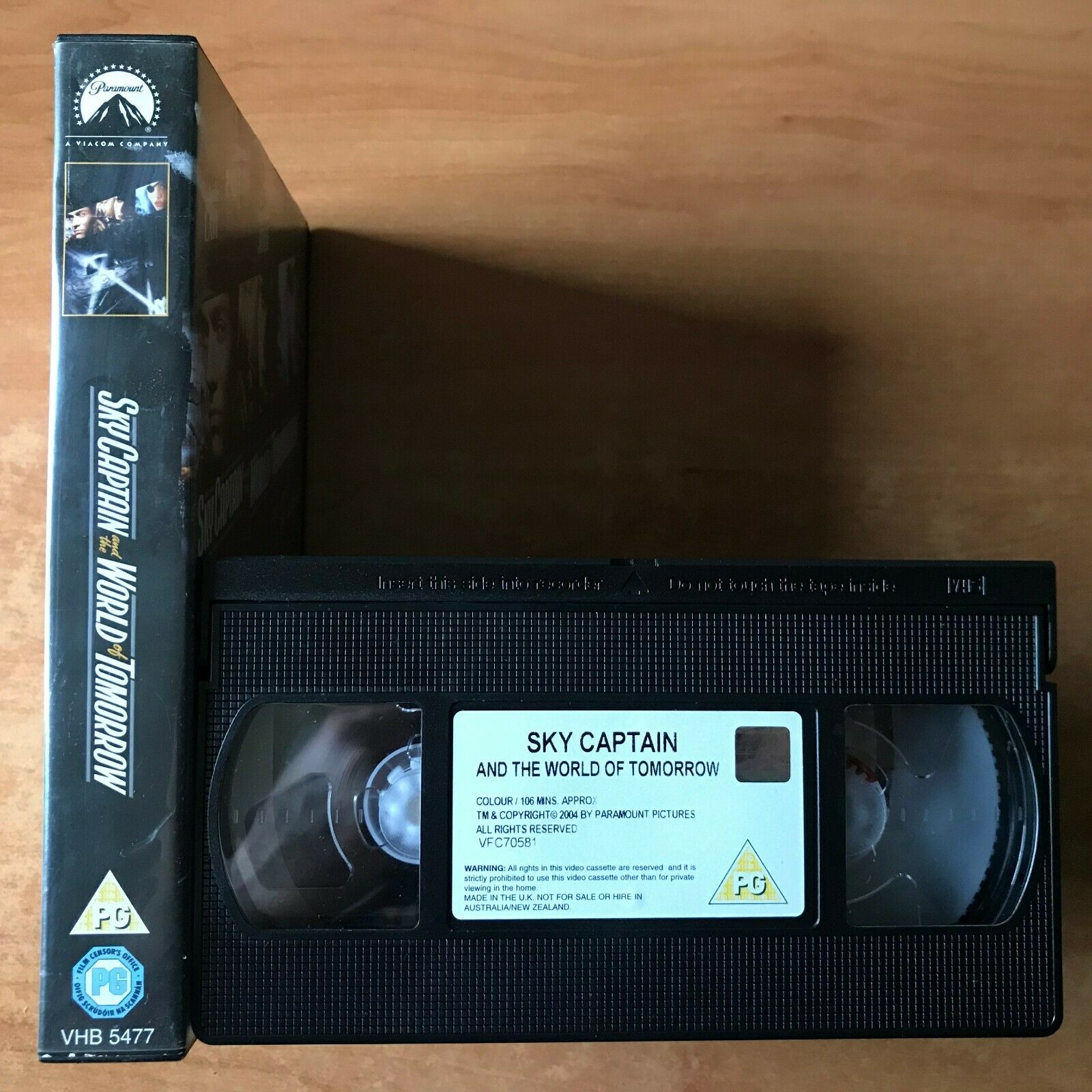 Sky Captain And The World Of Tomorrow: Sci-Fi Action [Large Box] Rental - VHS-