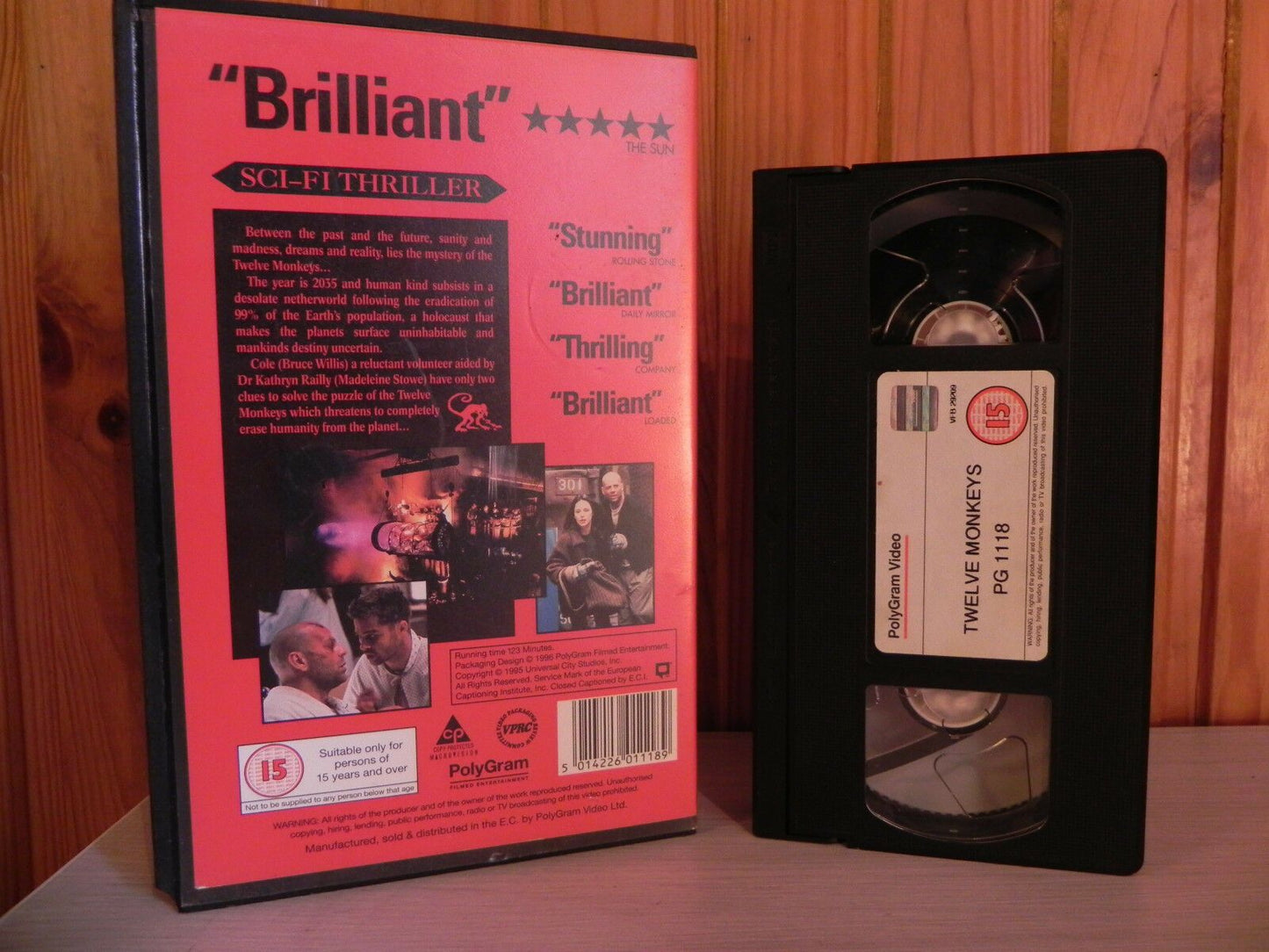 Twelve Monkeys: Bruce Willis / Brad Pitt - Large Box - Twisting Thriller - VHS-