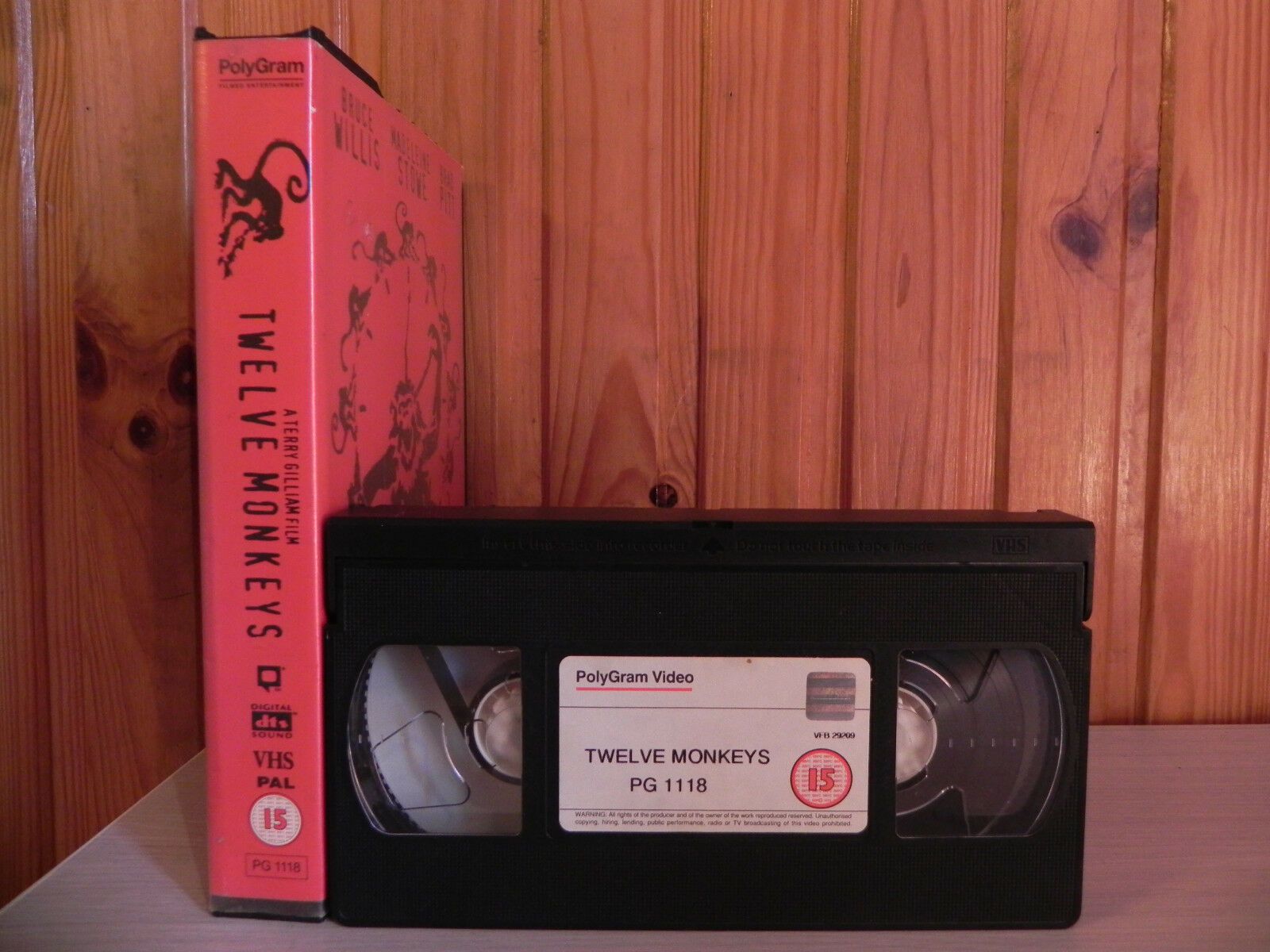 Twelve Monkeys: Bruce Willis / Brad Pitt - Large Box - Twisting Thriller - VHS-