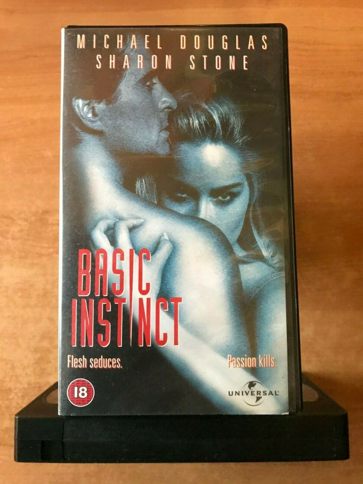 Basic Instinct: Neo-Noir Erotic Thriller [Michael Douglas / Sharon Stone] VHS-