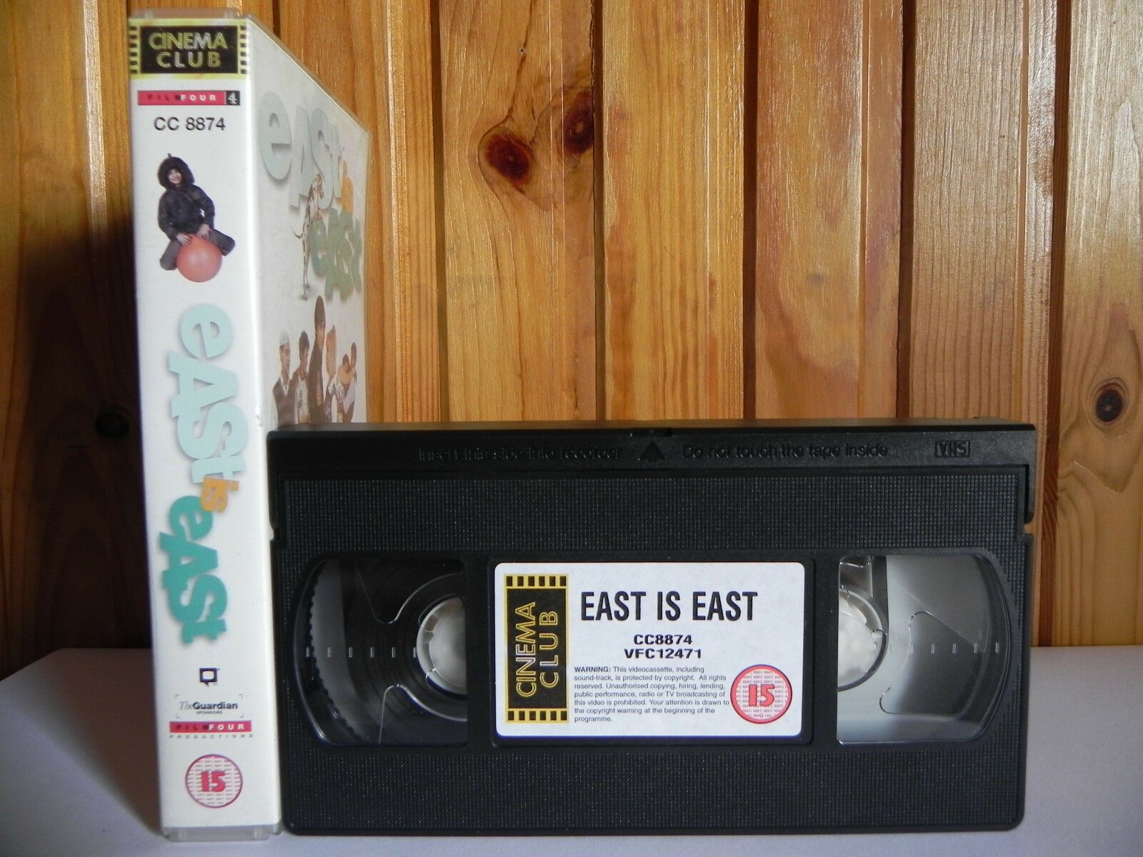 East Is East - Film Four - Comedy - Om Puri - Film By Damien O'Donnell - Pal VHS-