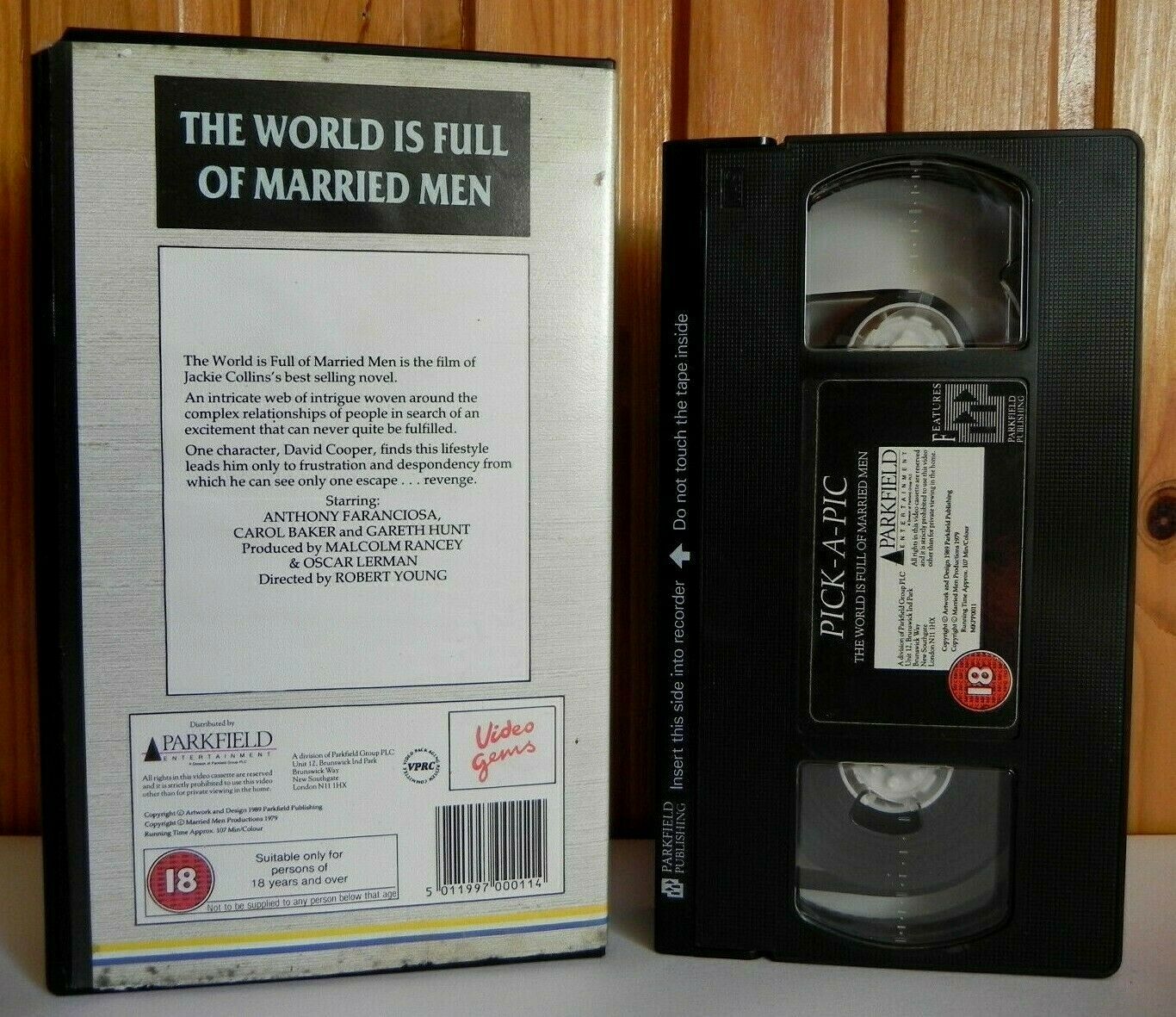 The World Is Full Of Married Men - Parkfield - Drama - Carol Baker - Pal VHS-